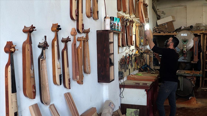 Ahşap kapı eşiği, kovan teli ve misinadan kemençe yaparak başladığı sanatta usta oldu