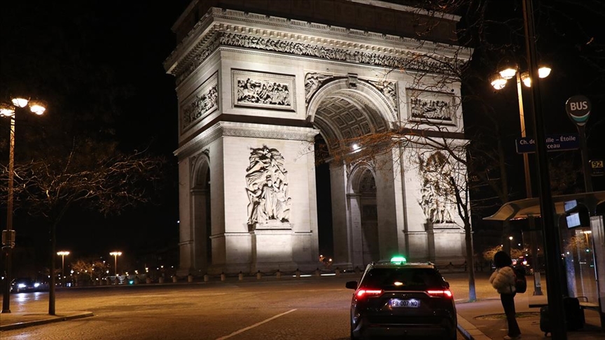 Paris'in iki bölgesinde Kovid-19 tedbirleri kapsamında belirli saatlerde alkol tüketimi yasaklandı