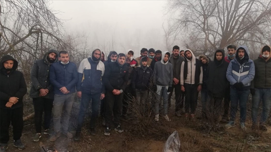 Yunanistan tarafından geri itilen düzensiz göçmenlere Mehmetçik yardım eli uzattı