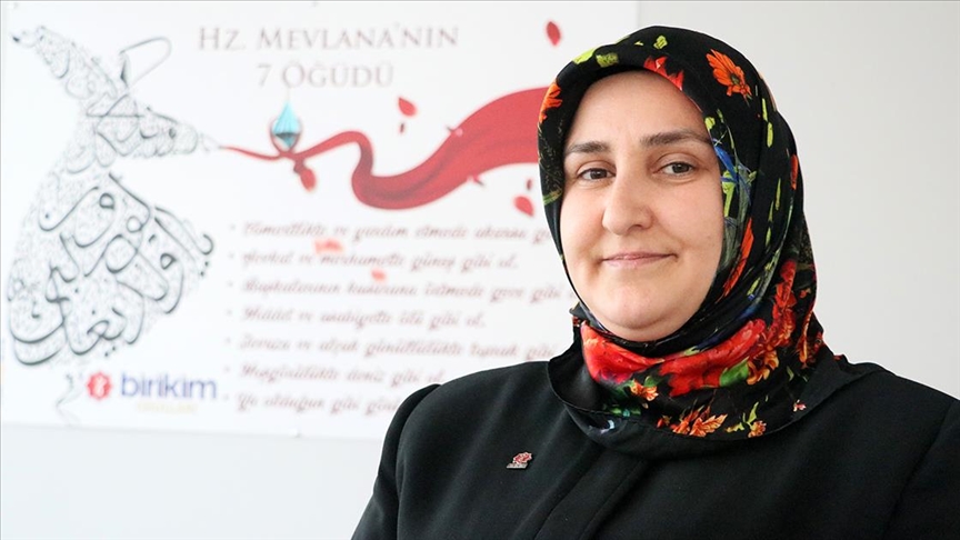Hayalleri 28 Şubat'a takılan İzmirli Zeynep öğretmen yıllar sonra yüksek lisansa başladı