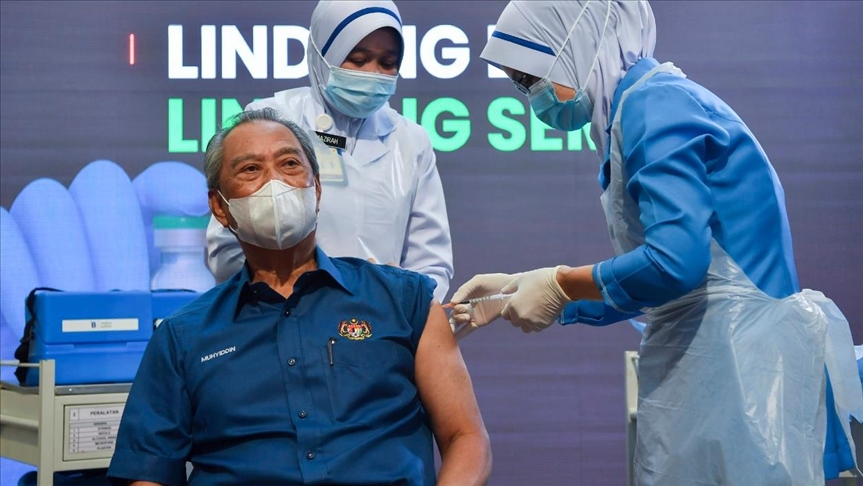 PM Malaysia Muhyiddin Yassin terima suntikan vaksin Covid-19