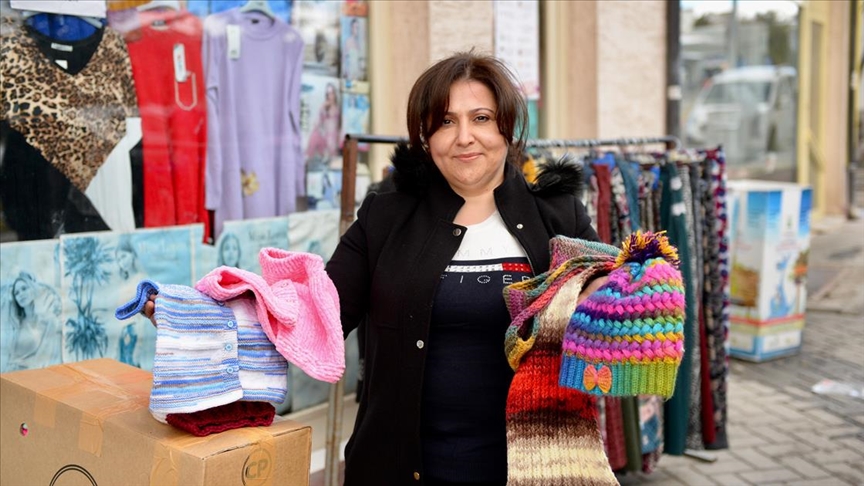 Kadınların ördüğü giysiler kimsesiz çocukları ısıtacak