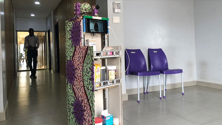 Nijeryalı öğrenciler, sağlık çalışanlarının Kovid-19 hastalarıyla temasını en aza indirmek için robot tasarladı