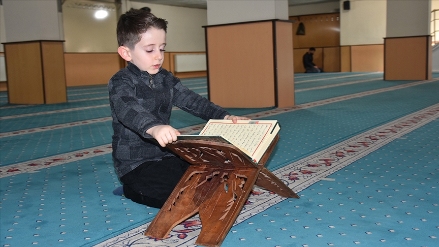 Hakkarili Abdulselam 4 yaşında Kuran-ı Kerim'i hatmetti