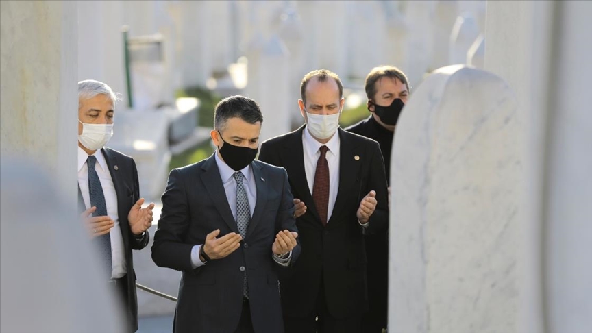Bakan Pakdemirli, merhum Boşnak lider Aliya İzetbegoviç'in kabrini ziyaret etti