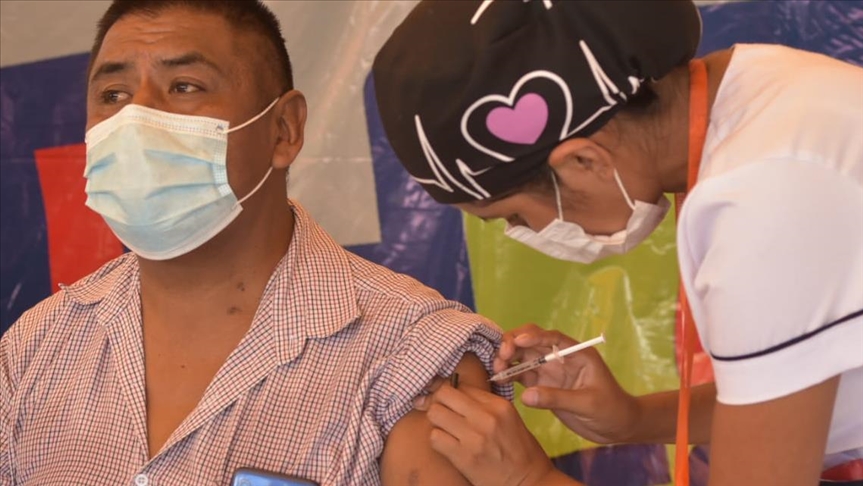 Bolivia inició vacunación masiva contra la COVID-19 en población con enfermedades de alto riesgo
