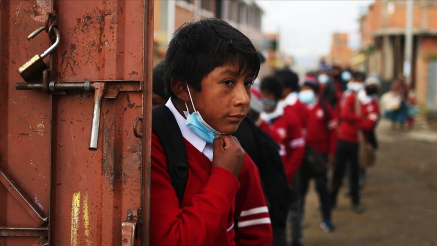 Con carencias y cuidados sanitarios, estudiantes de zonas rurales retoman clases en Bolivia