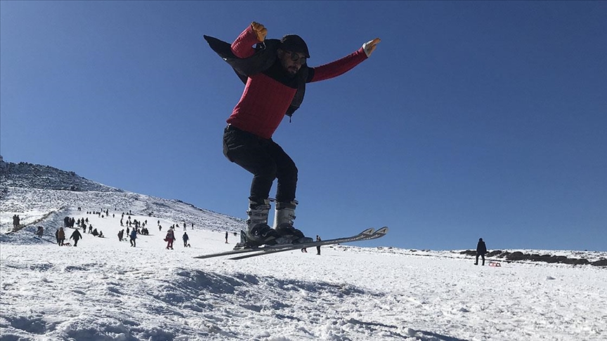 'Güneydoğu'nun Uludağı' karın erimeye başlaması nedeniyle sezonun son kayakçılarını ağırlıyor