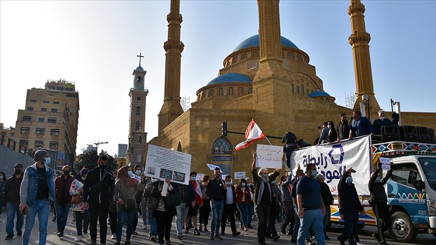 لبنانيون يحتجون على احتجاز المصارف ودائعهم بالعملات الأجنبية