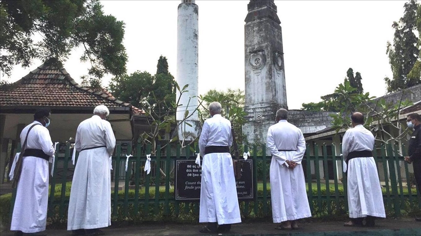 Sri Lanka, Kovid-19'dan ölenlerin cenazelerinin yakılması zorunluluğunu kaldırdı