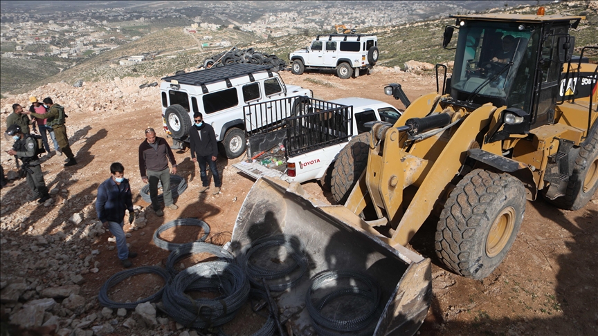 Judíos ortodoxos visitan a una familia palestina que perdió su casa por las autoridades israelíes