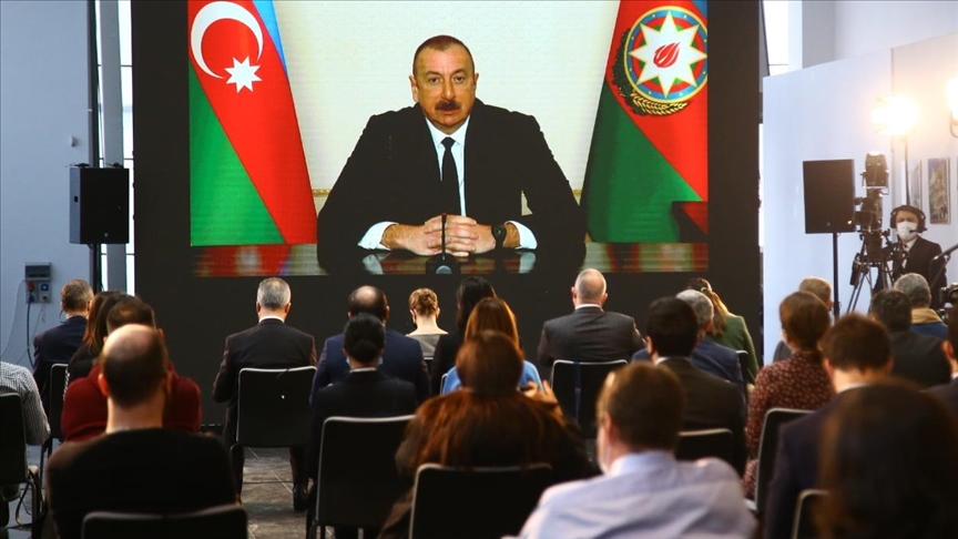Azerbaiyán le pide a Armenia que respete el alto al fuego