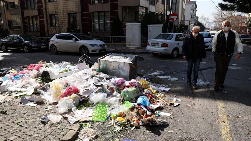 Maltepe Belediyesindeki grev nedeniyle çöplerin toplanmamasına vatandaşlar tepki gösterdi