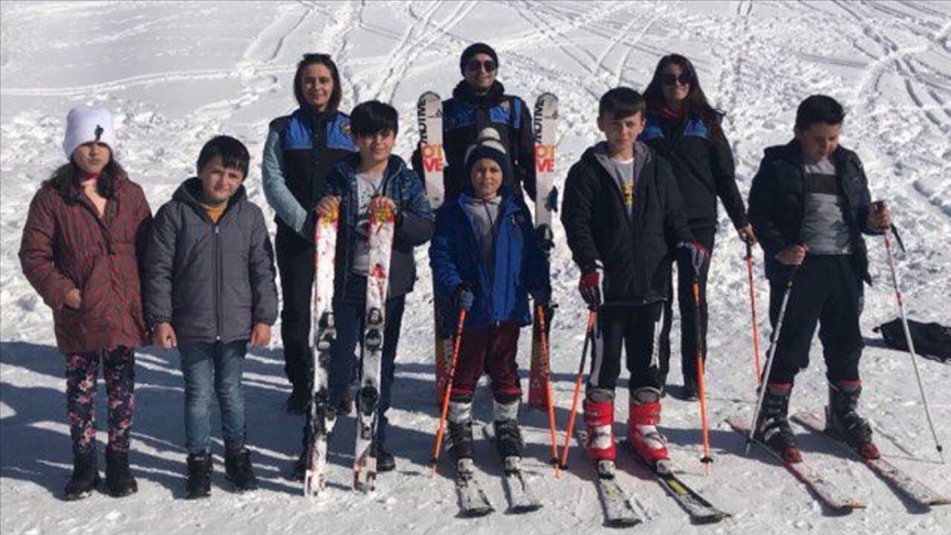 Hakkari polisi çocukları kayak merkezinde eğlendirdi