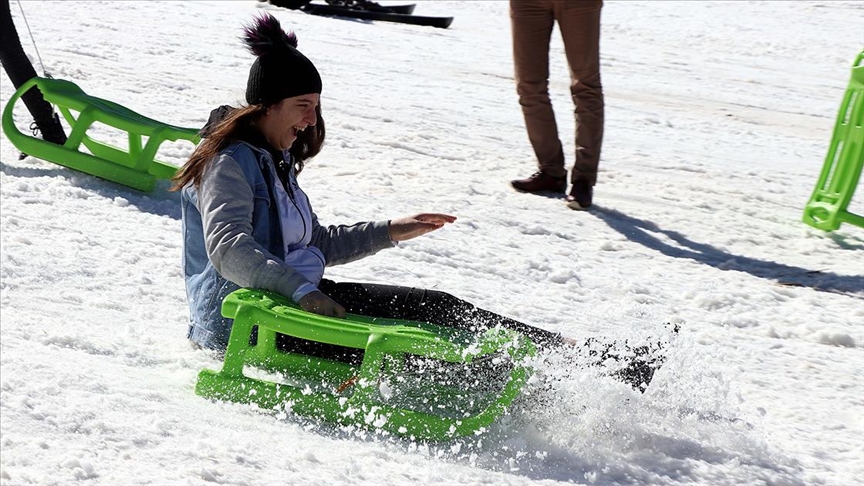 Elazığlı depremzede çocuklar Hazarbaba'da kayak yapmanın mutluluğunu yaşadı