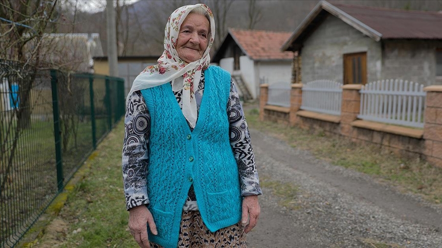 Srebrenitsa'daki soykırımda üç oğlunu kaybeden annenin acısı ilk günkü tazeliğini koruyor