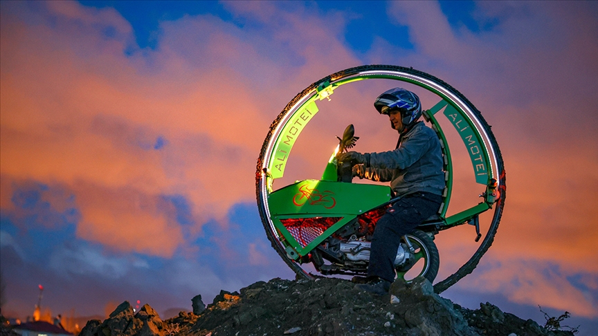 استوحاها من أفلام الخيال العلمي.. إيراني يصمم دراجة بإطار واحد