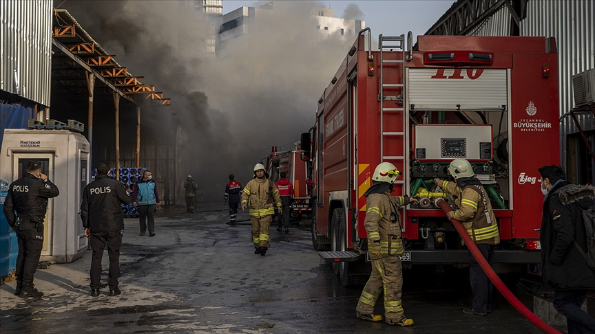 İstanbul'da geri dönüşüm tesisinde çıkan yangın kontrol altına alındı