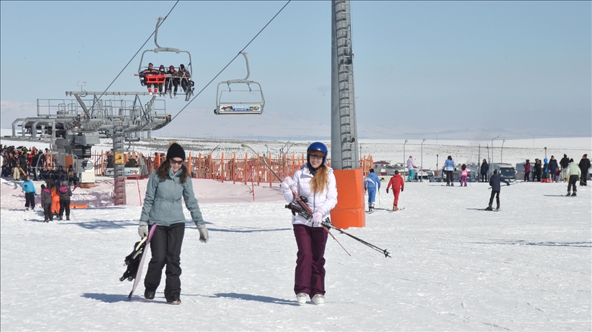 استقبال گسترده گردشگران از پیست اسکی جبیل‌تپه ترکیه