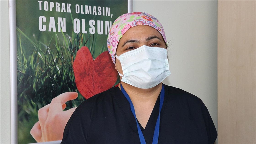 Müfide hemşire, Kovid-19 bulaştırdığı annesini kaybetmenin üzüntüsünü yaşıyor