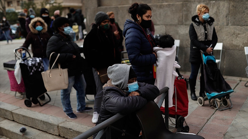 İspanya'da acı, kaos ve endişeye neden olan Kovid-19 salgını bir yılı geride bıraktı