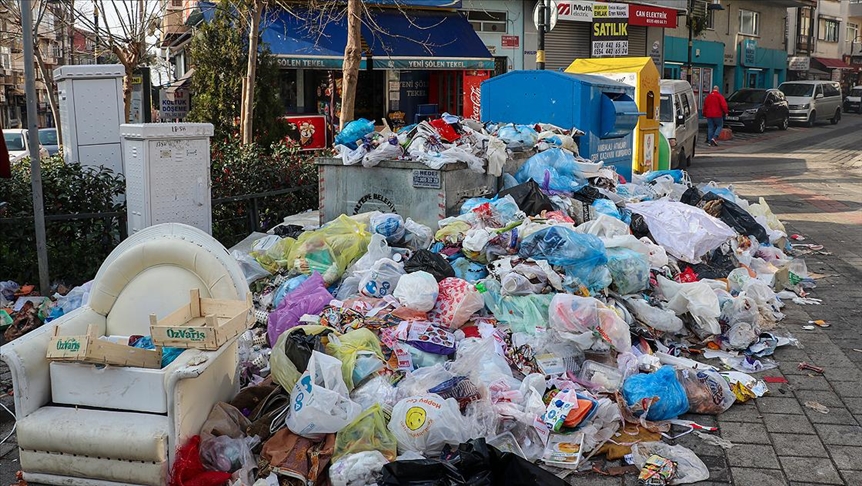  Maltepe Belediyesi işçilerinin grevi nedeniyle sokaklardaki çöpler günlerdir toplanmıyor