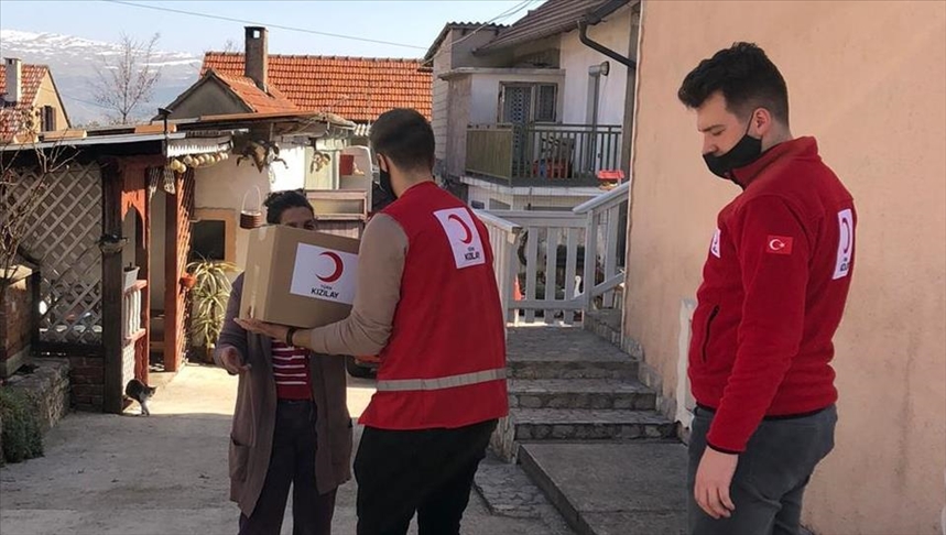 Bosnie-Herzégovine : Le Croissant-Rouge turc distribue des colis alimentaires aux personnes dans le besoin 