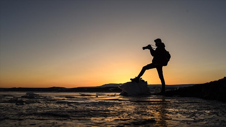 Kars'ta yüzeyi buz tutan baraj, gün batımı manzarasıyla büyülüyor
