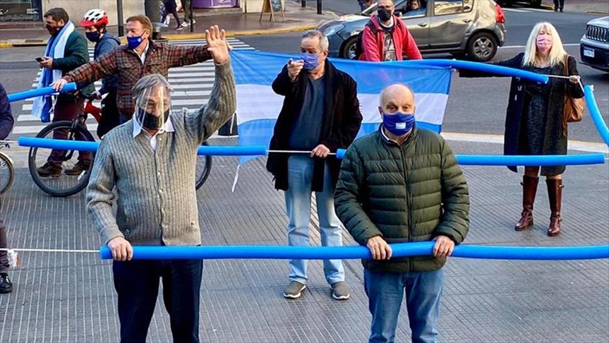 Cientos de personas protestan en Argentina contra irregularidades en el plan de vacunación