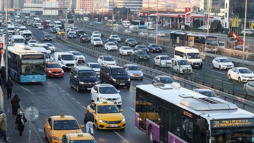 İstanbul yeni haftaya trafik yoğunluğuyla başladı