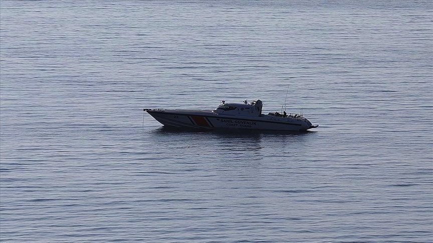 Gökçeada açıklarında teknenin batması sonucu kaybolan jandarma trafik tim komutanını arama çalışmaları sürüyor