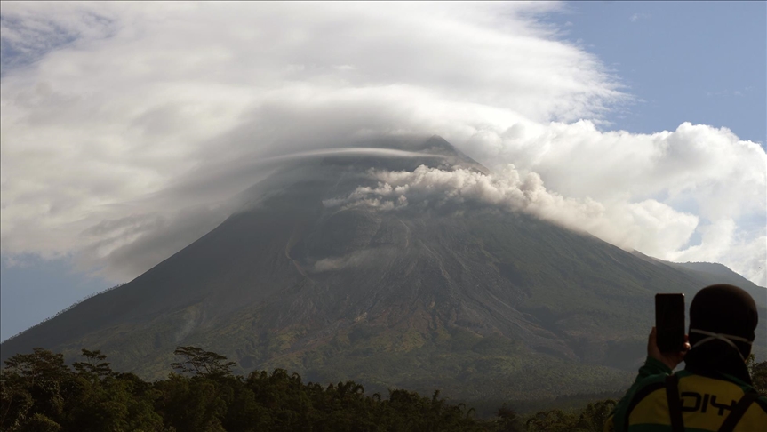 Gunung Merapi gugurkan awan panas sejauh 1,7 kilometer