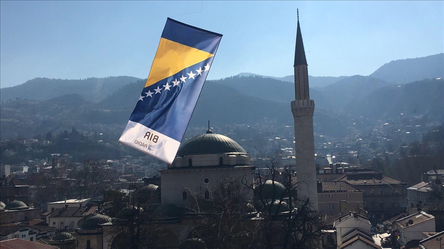 BiH: Državna zastava na nebu iznad Sarajeva