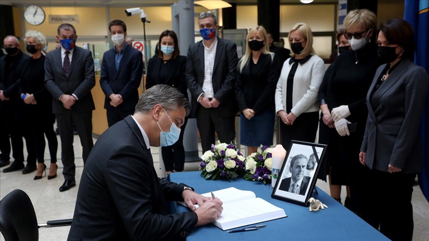 Hrvatska: Plenković se upisao u knjigu žalosti povodom smrti Milana Bandića