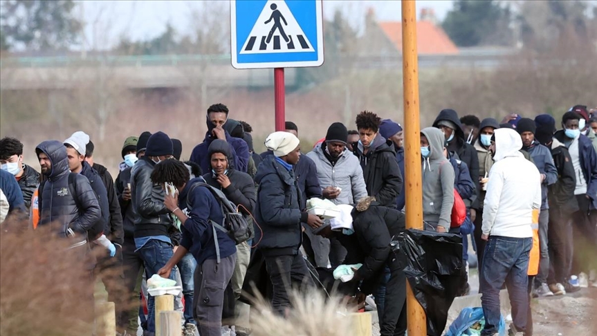 Solicitantes de asilo abandonados a su suerte por Francia, luchan por sobrevivir en Calais