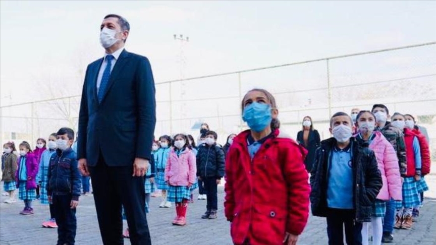 Bakan Selçuk'tan, yüz yüze eğitime geçişte vatandaşlara maske ve sosyal mesafe uyarısı