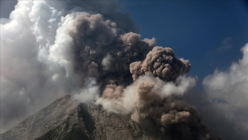 Indonesia's Sinabung erupts, spewing ash 5,000 meters