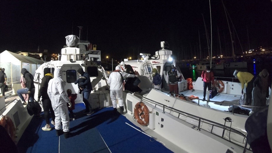 İzmir'de lastik botta sürüklenen 23 sığınmacı kurtarıldı
