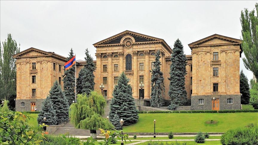 В Ереване возобновилась работа парламента
