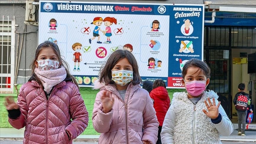 Во Турција започна контролирана нормализација: Учениците се враќаат во училиштата