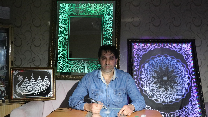 Un artiste turc transforme le verre à recycler en tableaux coufiques
