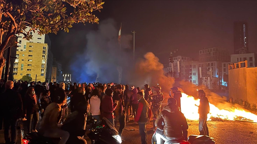 لبنان.. متظاهرون يقطعون طرقًا احتجاجًا على الأوضاع المعيشية