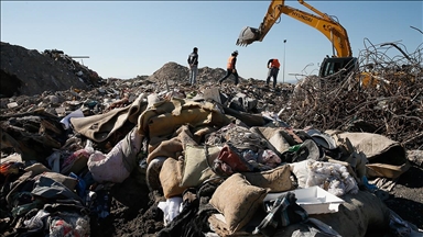 İzmirli depremzedelerin eşyaları için moloz yığınları arasında hassas çalışma yürütüyorlar