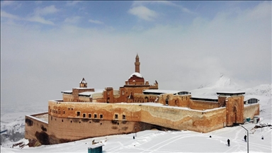 İhtişamıyla her mevsim büyüleyen tarihi İshak Paşa Sarayı kar birikintilerinden temizleniyor