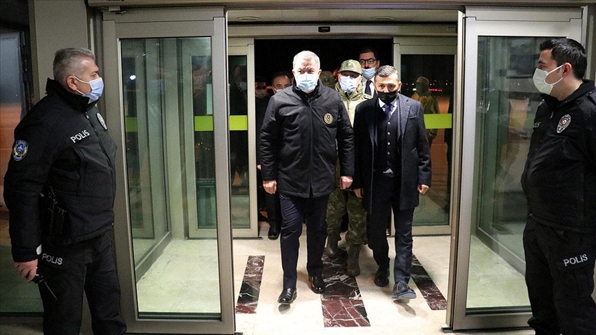 Bakan Akar Tatvan'da askeri helikopterin düşmesine ilişkin 8. Kolordu Komutanlığında bilgi aldı
