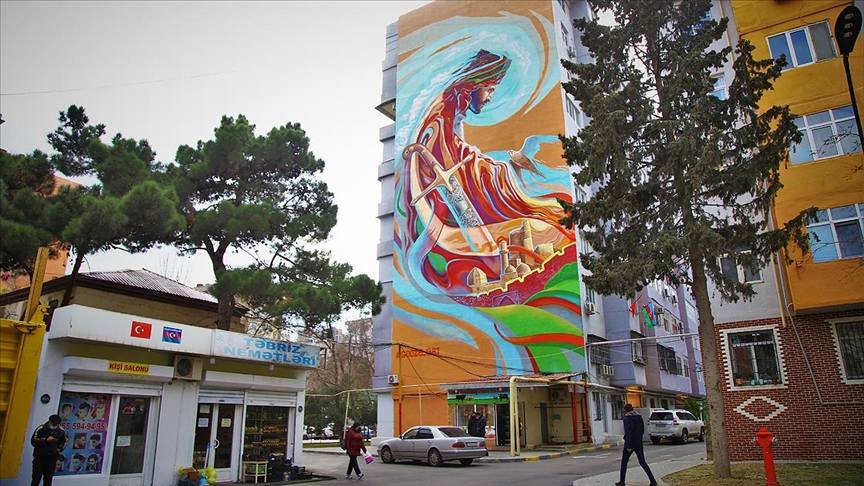 Художник вдохнул новую жизнь в старые девятиэтажки Баку 