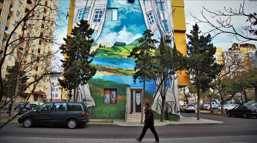 Paintings on Azerbaijani buildings turn heads