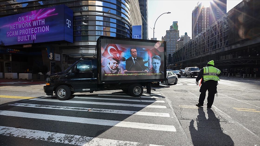 Times Meydanı'nda, tepkiler üzerine indirilen ucube FETÖ ilanına karşı dijital ekranlı kamyonet dolaştırıldı