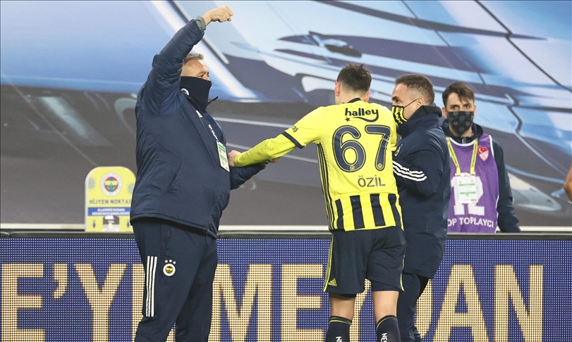 Fenerbahce struggle to get home draw, Ozil injured