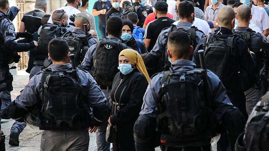 İsrail polisi Batı Şeria'dan gelen onlarca Filistinliyi Mescid-i Aksa'nın kapılarından geri çevirdi